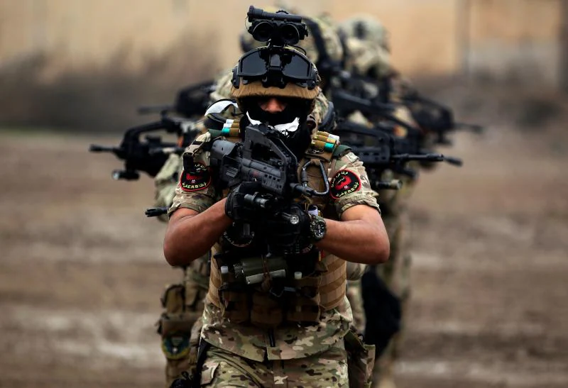 Los miembros de la unidad militar de Respuesta Rápida de Irak participan en un entrenamiento antiterrorista en una base militar dentro del Aeropuerto Internacional de Bagdad. Los ejercicios se llevan a cabo durante un período de cuatro meses en cooperación con las fuerzas italianas en el país