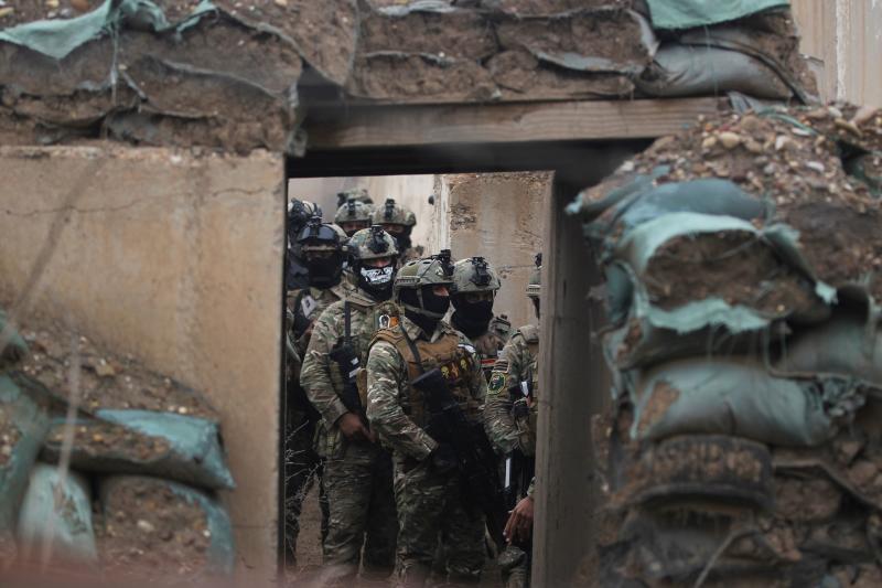 Los miembros de la unidad militar de Respuesta Rápida de Irak participan en un entrenamiento antiterrorista en una base militar dentro del Aeropuerto Internacional de Bagdad. Los ejercicios se llevan a cabo durante un período de cuatro meses en cooperación con las fuerzas italianas en el país