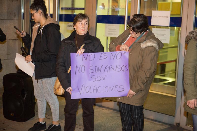 La región protesta contra la decisión del Supremo de mantener la condena de 9 años por abuso sexual y no por violación a los cinco jóvenes.