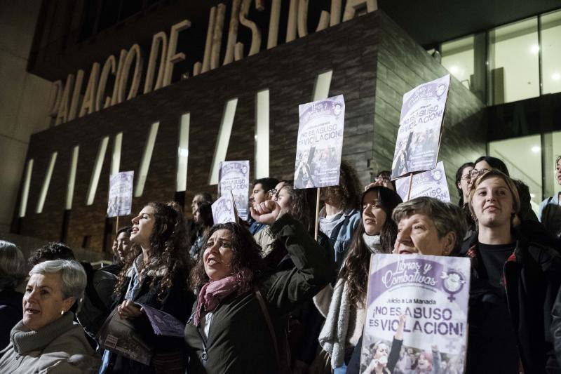 La región protesta contra la decisión del Supremo de mantener la condena de 9 años por abuso sexual y no por violación a los cinco jóvenes.