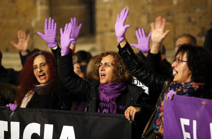 La región protesta contra la decisión del Supremo de mantener la condena de 9 años por abuso sexual y no por violación a los cinco jóvenes.