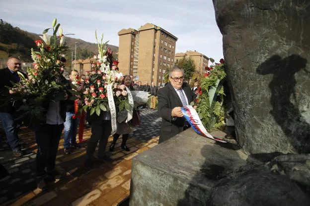 El alcalde de Mieres, Aníbal Vázquez, en la ofrenda floral ante el Monumento al Minero. 
