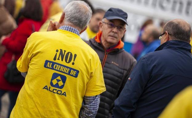 Concentración de trabajadores de Alcoa ante el Ayuntamiento de Gozón.