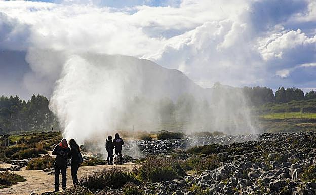 Varios turistas en los bufones de Pría (Asturias)