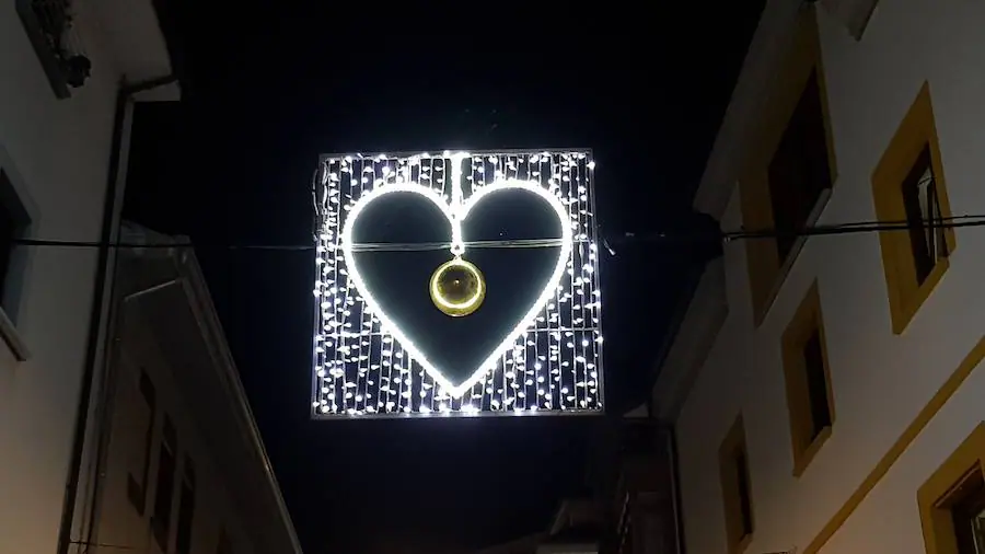 El encendido de la luces fue seguido por numerosas personas en el centro de la villa