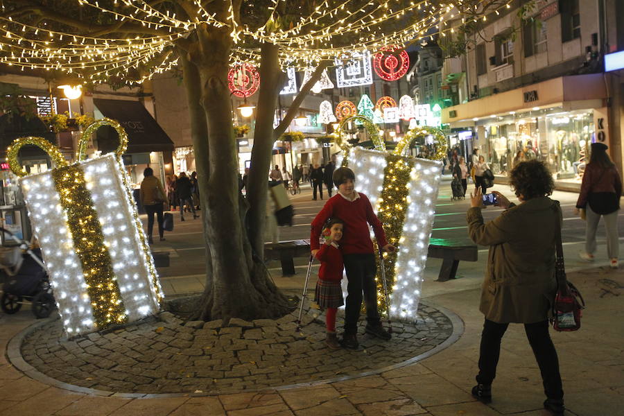 El alcalde de la capital asturiana fue el encargado de encender el entramado de luces y colores que llega a 215 calles de la ciudad y de la zona rural 