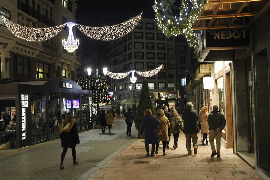 El alcalde de la capital asturiana fue el encargado de encender el entramado de luces y colores que llega a 215 calles de la ciudad y de la zona rural 