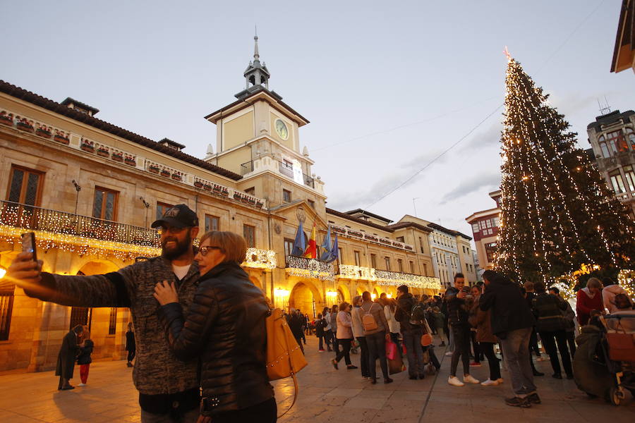 El alcalde de la capital asturiana fue el encargado de encender el entramado de luces y colores que llega a 215 calles de la ciudad y de la zona rural 