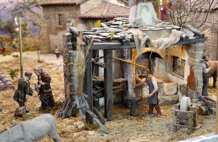 Oviedo ya tiene su Belén en la Plaza de Trascorrales, inaugurado por la presidenta de la Asociación Belenista de Oviedo, Eulalia Nacimiento