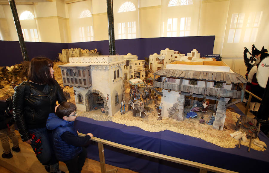 Oviedo ya tiene su Belén en la Plaza de Trascorrales, inaugurado por la presidenta de la Asociación Belenista de Oviedo, Eulalia Nacimiento