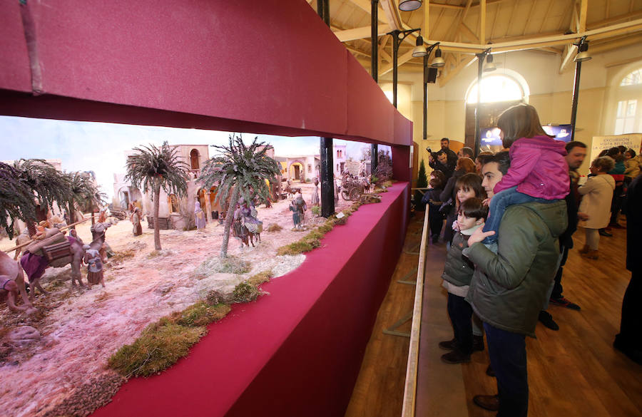 Oviedo ya tiene su Belén en la Plaza de Trascorrales, inaugurado por la presidenta de la Asociación Belenista de Oviedo, Eulalia Nacimiento