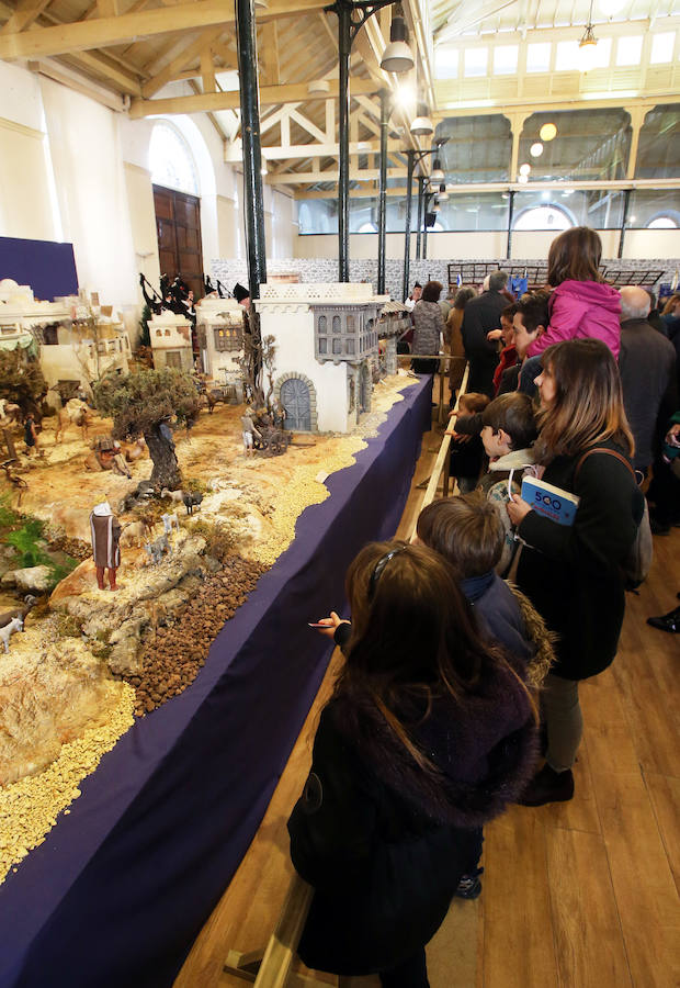 Oviedo ya tiene su Belén en la Plaza de Trascorrales, inaugurado por la presidenta de la Asociación Belenista de Oviedo, Eulalia Nacimiento