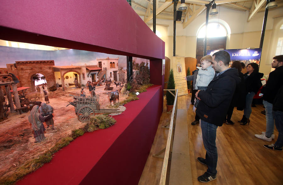 Oviedo ya tiene su Belén en la Plaza de Trascorrales, inaugurado por la presidenta de la Asociación Belenista de Oviedo, Eulalia Nacimiento