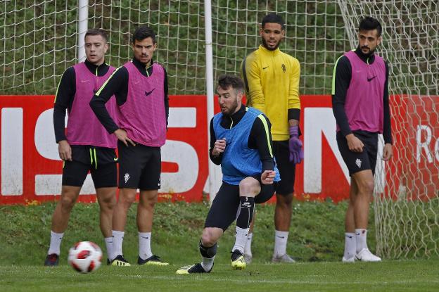 Peybernes intenta cortar un centro al área ante la mirada de Juan Rodríguez, Geraldes, Christian Joel y Álex Pérez.