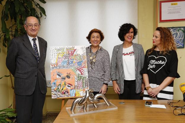 José Mª López, Carmen Moreno, Sara Menéndez y María Rodríguez, con el cartel del concurso y la réplica de 'Solidaridad'. 