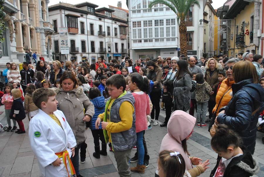 Unas doscientas personas, entre niños y adultos, se han concentrado ante las puertas del Consistorio