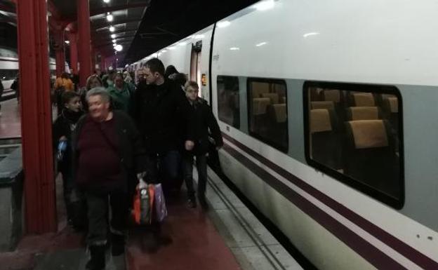 Viajeros procedentes de Asturias y Castilla y León a su llegada a la estación madrileña de Chamartín. 