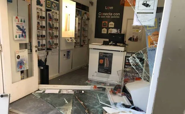 Impiden el robo de una tienda de telefonía en Llanes
