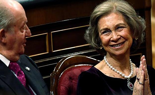 Doña Sofía lució el rubí en los actos del Congreso.