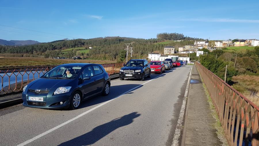 Trabajadores de las plantas de Avilés y A Coruña de Alcoa se han reunido en el puente de Porto, entre Asturias y Galicia, para anunciar la convocatoria de una jornada de huelga para el día 19. Al tiempo, protagonizarán una marcha que partirá de Castropol y Ribadeo y se reunirá en el paso sobre la ría del Eo, para representantar que el futuro de la multinacional atañe a dos territorios. 