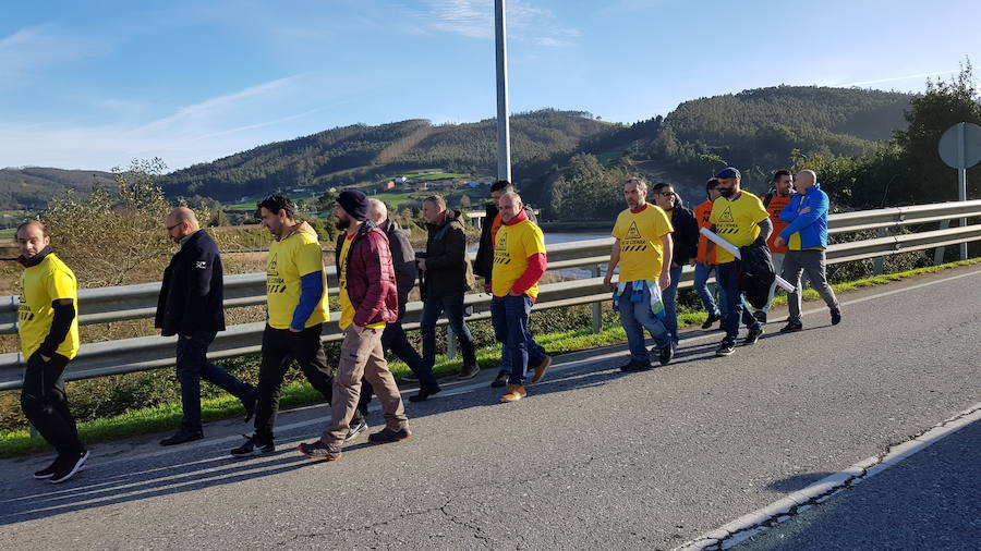 Trabajadores de las plantas de Avilés y A Coruña de Alcoa se han reunido en el puente de Porto, entre Asturias y Galicia, para anunciar la convocatoria de una jornada de huelga para el día 19. Al tiempo, protagonizarán una marcha que partirá de Castropol y Ribadeo y se reunirá en el paso sobre la ría del Eo, para representantar que el futuro de la multinacional atañe a dos territorios. 