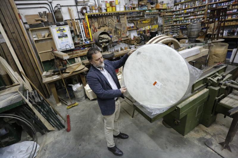 El tonelero Rafael Vigil construye en su taller de Peón (Villaviciosa) a partir de una pipa de sidra un takio, un instrumento astur-japonés que la Orquesta de Cámara de Siero usará en su espectáculo 'El faro'.