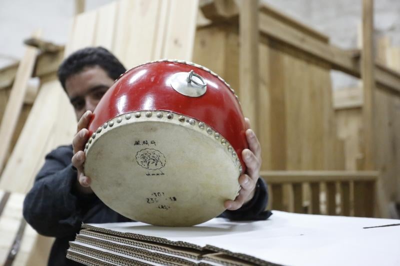 El tonelero Rafael Vigil construye en su taller de Peón (Villaviciosa) a partir de una pipa de sidra un takio, un instrumento astur-japonés que la Orquesta de Cámara de Siero usará en su espectáculo 'El faro'.