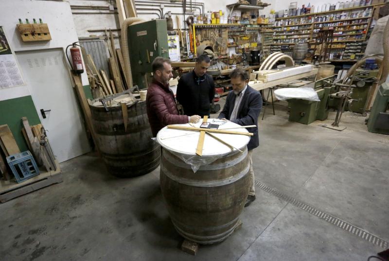 El tonelero Rafael Vigil construye en su taller de Peón (Villaviciosa) a partir de una pipa de sidra un takio, un instrumento astur-japonés que la Orquesta de Cámara de Siero usará en su espectáculo 'El faro'.