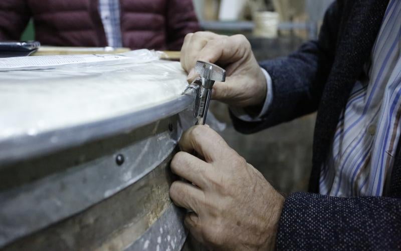 El tonelero Rafael Vigil construye en su taller de Peón (Villaviciosa) a partir de una pipa de sidra un takio, un instrumento astur-japonés que la Orquesta de Cámara de Siero usará en su espectáculo 'El faro'.