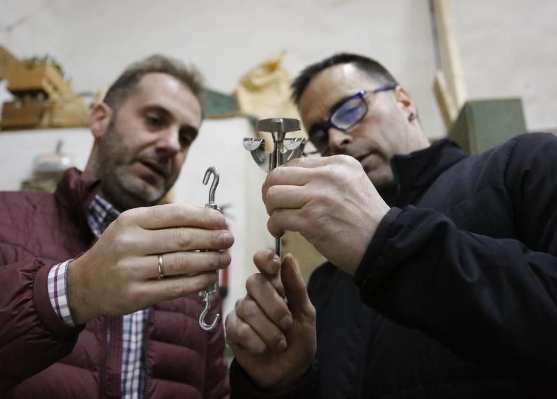 El tonelero Rafael Vigil construye en su taller de Peón (Villaviciosa) a partir de una pipa de sidra un takio, un instrumento astur-japonés que la Orquesta de Cámara de Siero usará en su espectáculo 'El faro'.