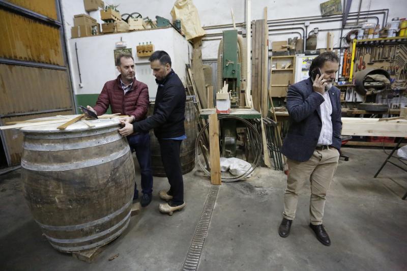 El tonelero Rafael Vigil construye en su taller de Peón (Villaviciosa) a partir de una pipa de sidra un takio, un instrumento astur-japonés que la Orquesta de Cámara de Siero usará en su espectáculo 'El faro'.