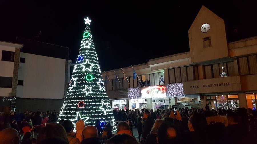 Fotos: Un total de 8.000 bombillas LED conforman el alumbrado navideño de La Caridad