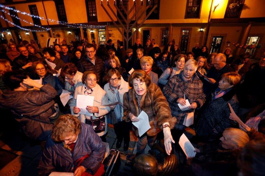 La comunidad judía de Asturias celebró el encendido público de la fiesta de las luces, en la plaza del Fontán. Tras despedir al Shabat, día de descanso de esta confesión, se procedió al encendido de la 'januquiá' un gran candelabro símbolo del pueblo israelí, pero de ocho velas en vez de las habituales siete, con el que se rememora un milagro sucedido durante la recuperación del segundo Templo de Jerusalén.