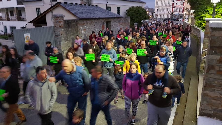 Los asistentes portaron carteles donde se mostraba el apoyo al hombre detenido.