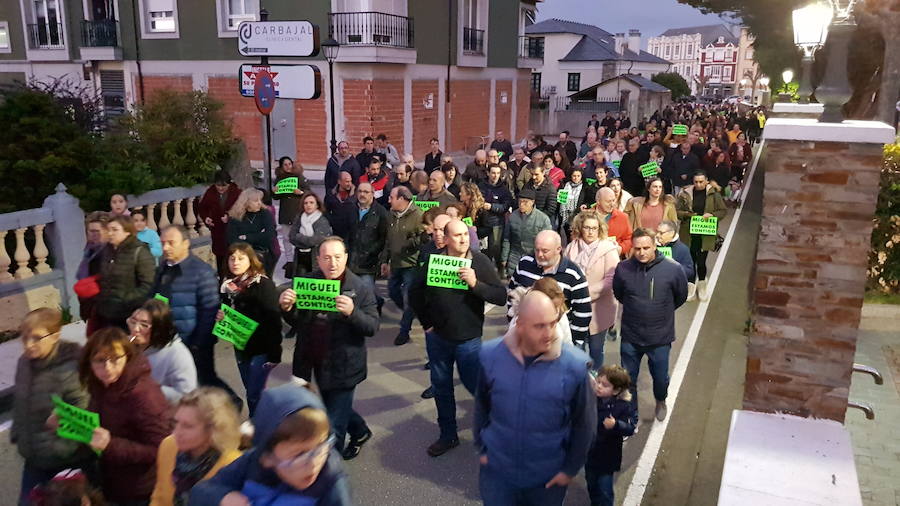 Los asistentes portaron carteles donde se mostraba el apoyo al hombre detenido.