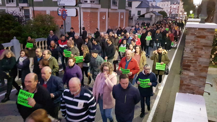 Los asistentes portaron carteles donde se mostraba el apoyo al hombre detenido.