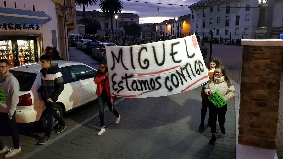 Los asistentes portaron carteles donde se mostraba el apoyo al hombre detenido.