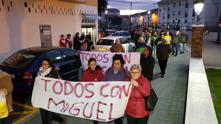 Los asistentes portaron carteles donde se mostraba el apoyo al hombre detenido.