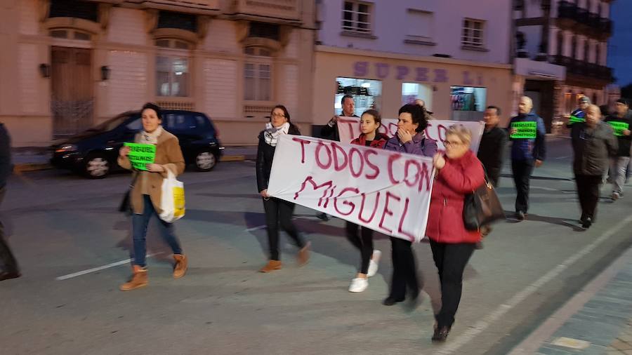 Los asistentes portaron carteles donde se mostraba el apoyo al hombre detenido.