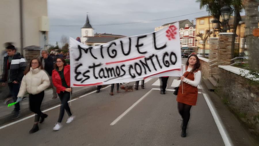 Los asistentes portaron carteles donde se mostraba el apoyo al hombre detenido.