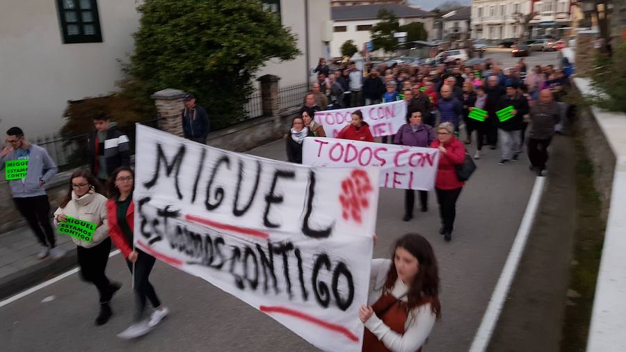 Los asistentes portaron carteles donde se mostraba el apoyo al hombre detenido.