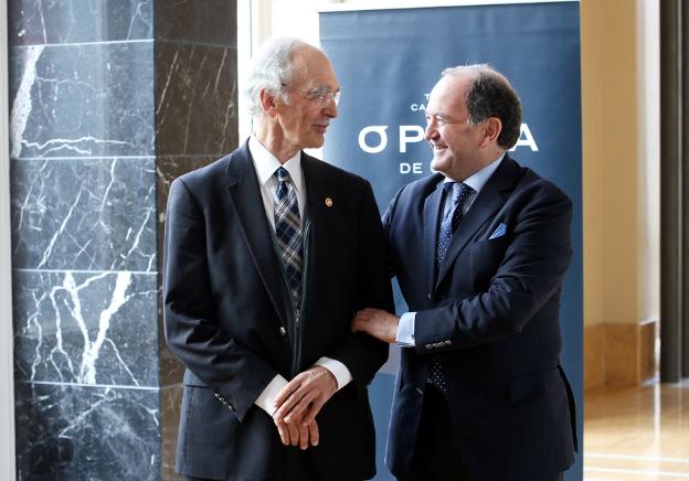 Jaime Martínez recibe el cariño de Juan Carlos Rodríguez-Ovejero durante su despedida en Oviedo. 