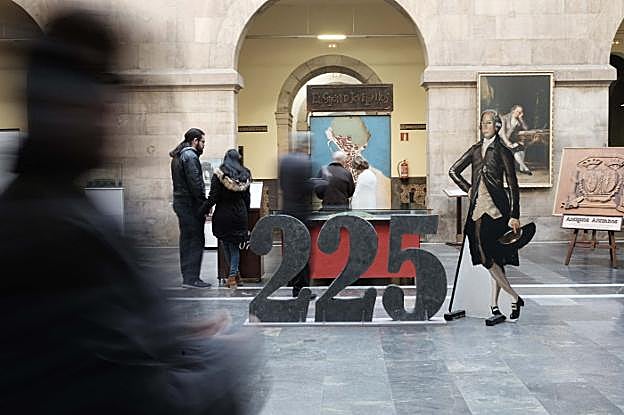 La muestra, situada en el patio del Antiguo Instituto, congregó ayer a decenas de visitantes. 