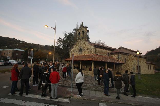 Asistentes a la misa en recuerdo del joven Iván Castro en la iglesia de Riaño. 