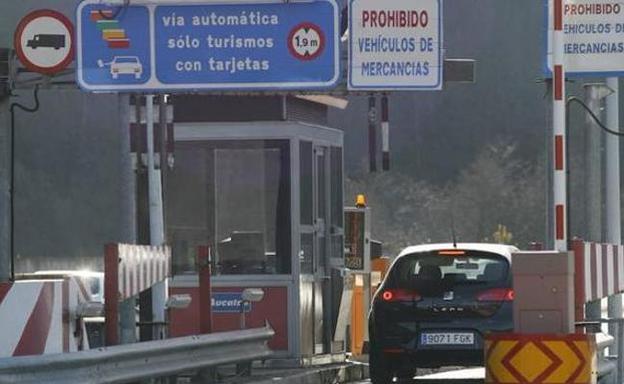 Podemos recoge firmas contra el peaje de la autopista del Huerna