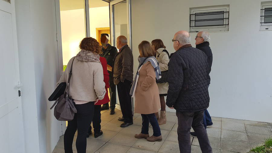 Miguel F. M., en libertad con una orden de alejamiento a 30 metros de su exmujer, llegaba a declarar en un coche de la Guardia Civil y, a su salida, charlaba con familiares que se habían acercado a apoyarle.