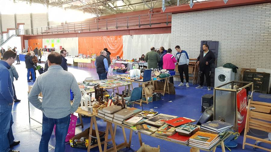 Una treintena de puestos han participado en el mercado de segunda mano de Vegadeo, un espacio en el que se han puesto a la venta ropa, juguetes, libros y una gran variedad de objetos antiguos.