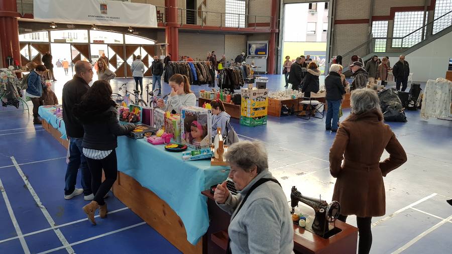 Una treintena de puestos han participado en el mercado de segunda mano de Vegadeo, un espacio en el que se han puesto a la venta ropa, juguetes, libros y una gran variedad de objetos antiguos.