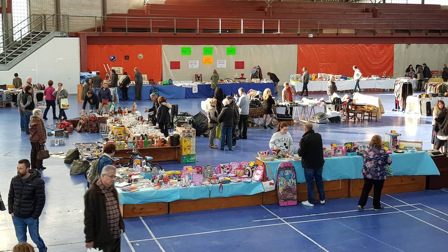 Una treintena de puestos han participado en el mercado de segunda mano de Vegadeo, un espacio en el que se han puesto a la venta ropa, juguetes, libros y una gran variedad de objetos antiguos.