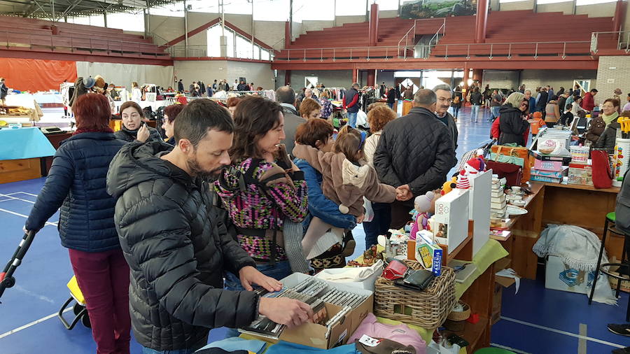 Una treintena de puestos han participado en el mercado de segunda mano de Vegadeo, un espacio en el que se han puesto a la venta ropa, juguetes, libros y una gran variedad de objetos antiguos.